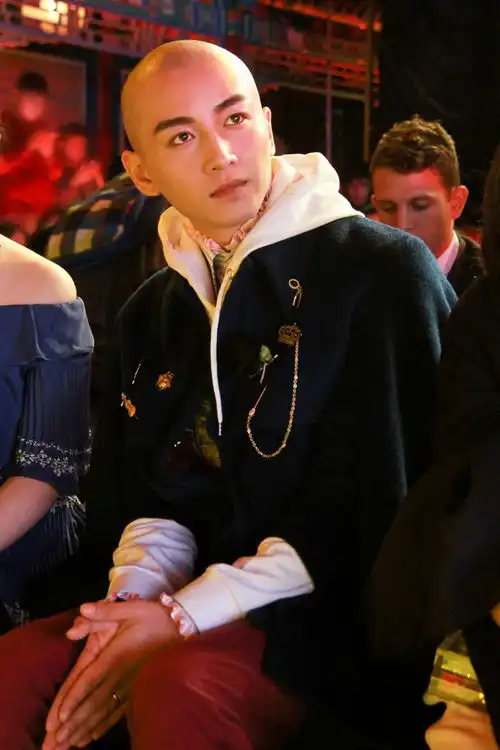 陈晓变身男模故宫走秀光头造型亮相霸气吸睛