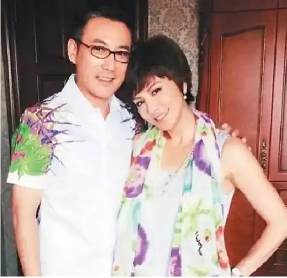 前男友大她5岁,嫁豪门三年离婚,二婚嫁小13岁演员,过成这样