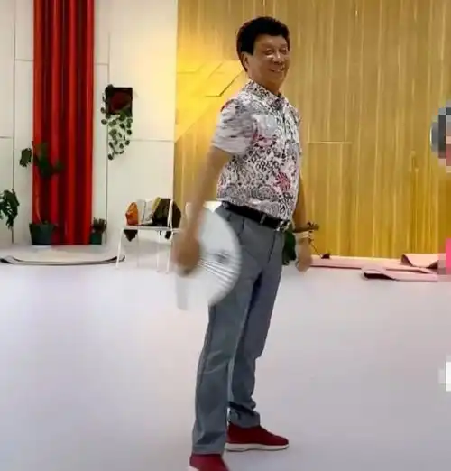宁静78岁父亲上热搜女人背后的男人,藏着她一生的命运