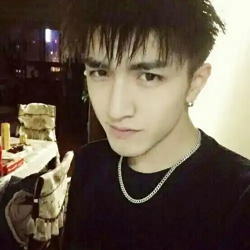 安利一痞帅的93年的男生锦绣未央里的扮相丑现代...