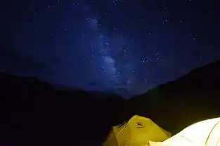 这个二峰有点甜遇到一个在顶峰洒狗粮的男人,还有一个拍星空银河的摄影师