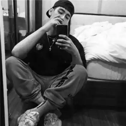 显得有点无助充满忧愁的男生,最新扣扣头像男生2020
