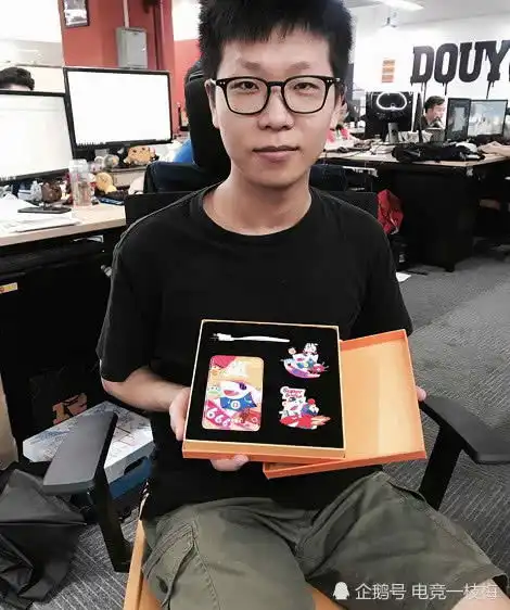 上单有个混子叫余小c,还有一个叫霸哥,但加起来都没有他能混