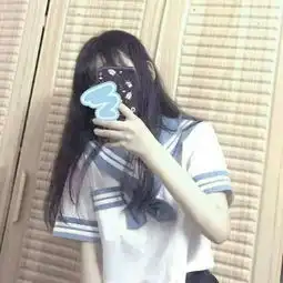 手机遮脸女生看手机的头像
