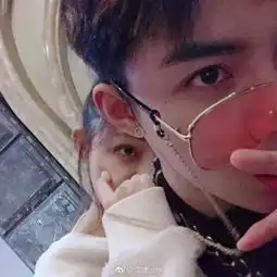 网红慎婕否认与王思聪绯闻晒与正牌男友亲密合照