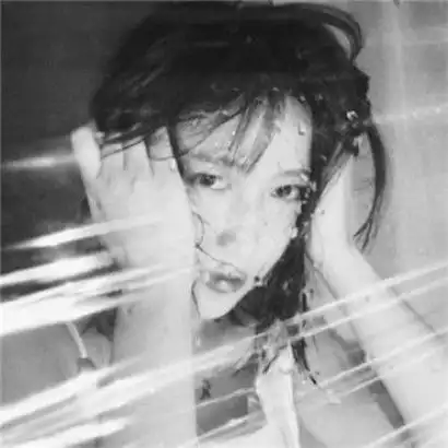 女生黑白头像伤感高清,愿你始终不疑真心
