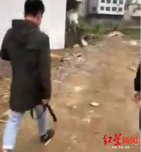 宜宾两男子拍视频仗剑街头结果玩进拘留所