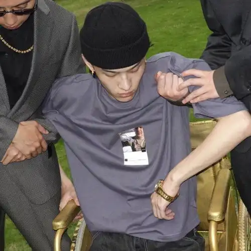 男生头像活在自己的热爱里而不是活在别人的眼光里.
