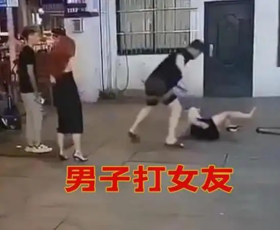 2022年广东一女子穿短裙兼职,遭男友当街暴打,场面逐渐失控