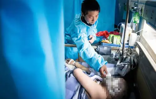 心塞妈妈出走,爸爸命丧火灾,13岁男孩独自照顾重伤妹妹