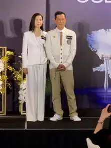 古天乐现身,穿白色针织衫搭白衬衫,再系一条领带帅回少年时代
