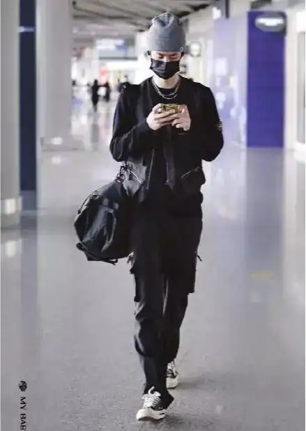 王一博肖战穿情侣装陈情男团的撩人穿搭术,不得了