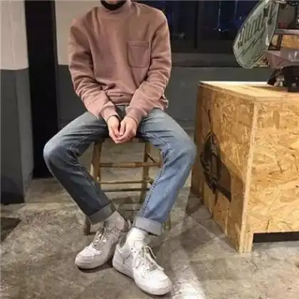 吸引寂寞女人的微信头像男生半身不露脸穿着打扮很时尚的