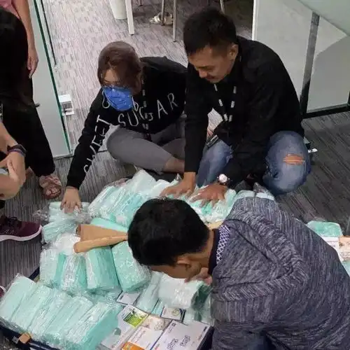 15岁少年只身从国外背回1.5万只口罩网友自古英雄出少年
