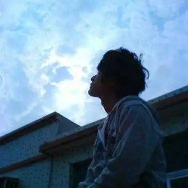 抬头仰望天空的说说及图片