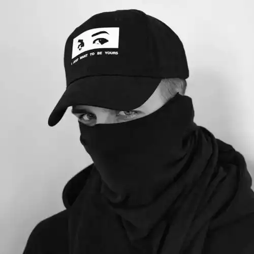 黑衣黑帽蒙面男人
