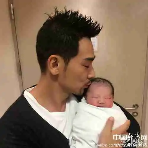 小男孩亲吻小女孩壁纸微信头像图片大全