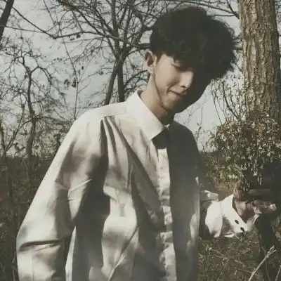 干净男头星空迷上了山野,有雾有灯也有归人.
