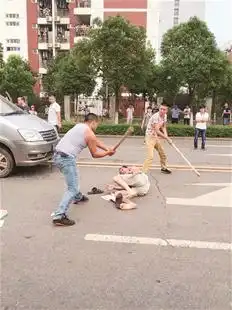 图文何方狂人当街殴打摊主