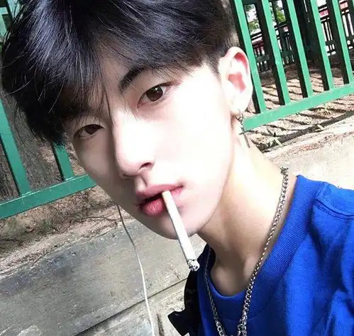 清爽干净阳光帅气的小奶狗,00后的男生今年都流行这个发型吗
