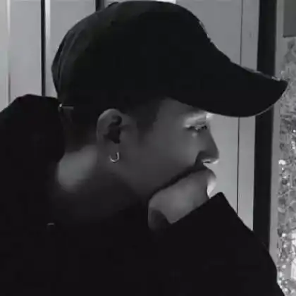 情绪低落孤单伤感颓废男生头像,我也不想堕落就是无法开心
