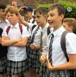 抗议男生校服,英国高中男生们集体露大长腿,穿裙子上学
