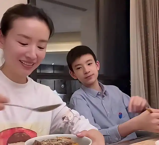 潘粤明儿子探班董洁,15岁顶顶身高不低于175,和董洁同框像姐弟