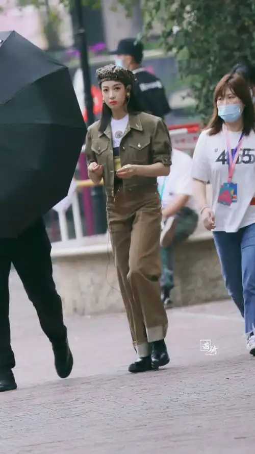 组图宋茜头戴豹纹贝雷帽御姐范足墨绿色外套搭阔腿裤又美又飒
