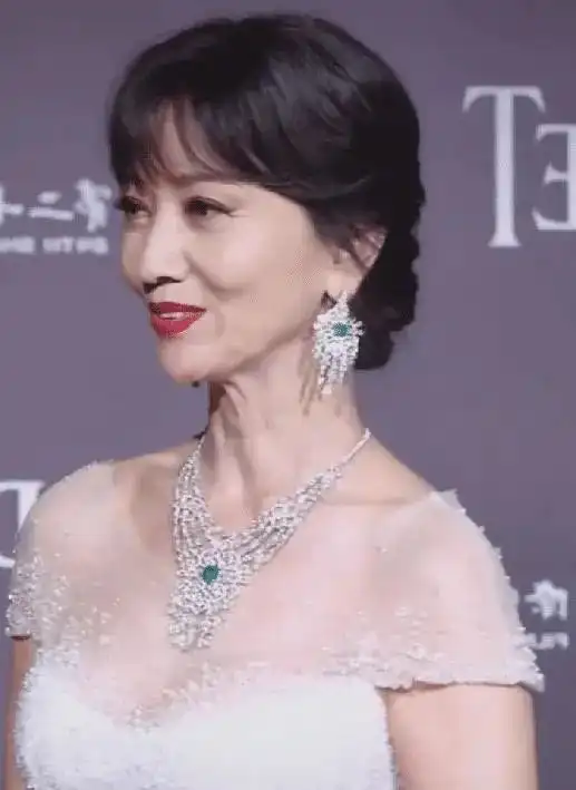 冻龄女神都是假的哪有不变老的,离开精修和普通人一样