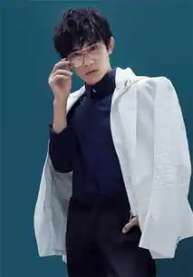 一位出场自带光环,走路带风的美男子,他是多少少女心中的梦