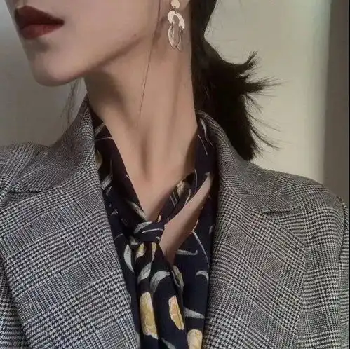 你怎么看小伙驾车小区接女友被保安拒绝,将车堵入口遭大爷围殴