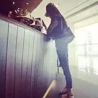 女生头像戴帽子,背书包
