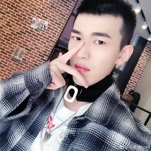 窥屏少年孔垂楠沉迷游戏发美图只为能吃鸡