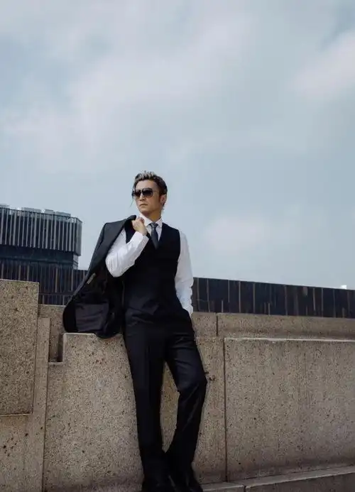 谢霆锋穿西服亮相上海,扎小辫子戴墨镜,超级像父亲谢贤

