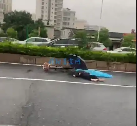 惨揭阳阳美路段大货车与单车相撞,一男子当场被盖蓝布...