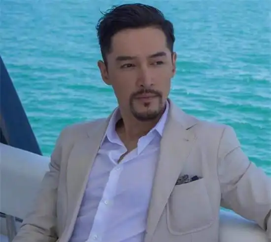 留胡子也帅气的男星,胡歌成熟稳重,肖战依然清秀,却被他圈粉了
