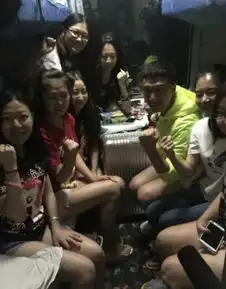 黄渤黄磊飞机上大吃皮皮虾不顾吃相油光满面