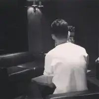 孤独男生黑白意境头像2016穷极一生做不完一场梦

