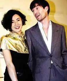张曼玉与小15岁混血男友分手揭51岁张曼玉坎坷情史