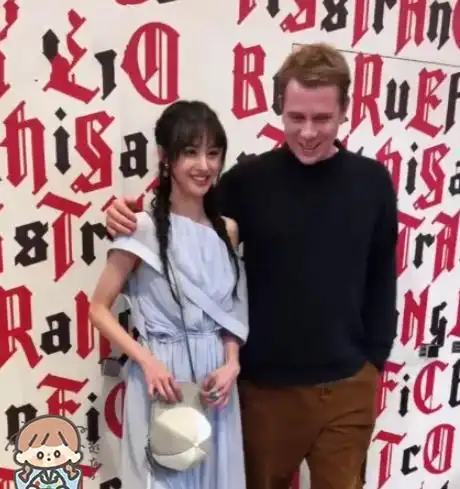 老外一把搂过郑爽要合影,注意郑爽的下意识反应了吗真给中国人长脸