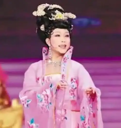 39岁李玉刚一身造型吸引全场眼球,老外咋是男的