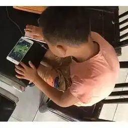 带孩子很辛酸,13岁男孩玩王者荣耀被骂而跳楼
