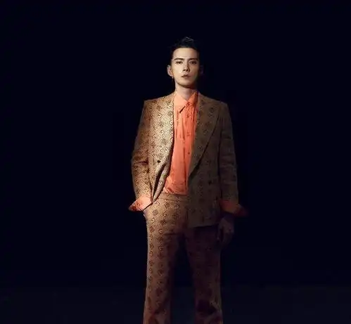 男生西装怎么穿好看看王俊凯穿纯白西装,跟着他实力演绎少年派