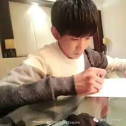 小鲜肉大比拼认真写字的男生总是有着独特的魅力