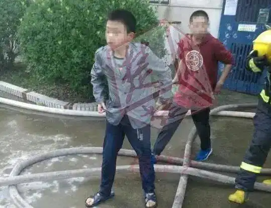 初二男生不满被父母叫起床继而烧家