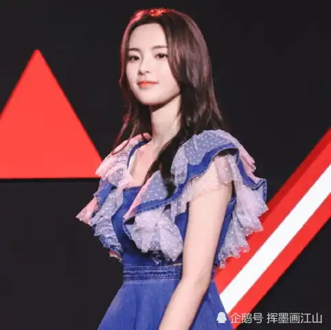 杨超越穿牛仔裙走红毯,看到价格后网友表示这套我也买得起