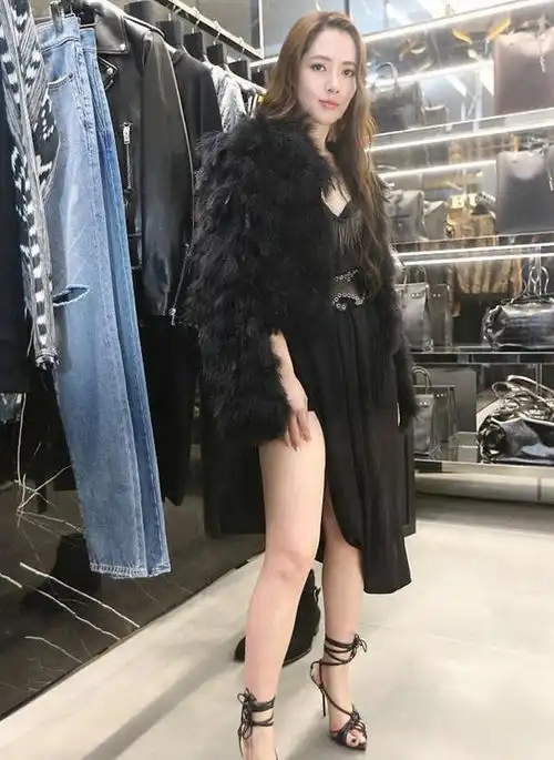 郭碧婷一改往日女神形象,撩裙秀美腿,霸气御姐范儿十足
