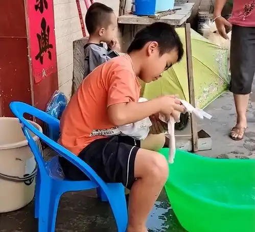 广西一男孩给5个月大的妹妹洗澡,手法娴熟的一幕让爸爸汗颜