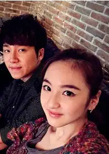 12岁小萝莉与24岁歌手相恋4年,如今想结婚了