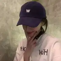 qq头像女生戴帽女生戴帽子遮脸低头的qq头像
